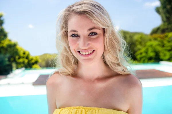 Lachende blonde vrouw — Stockfoto