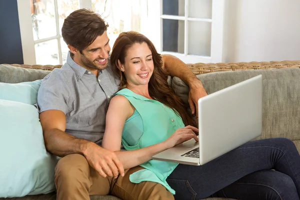 Jovem casal usando laptop — Fotografia de Stock