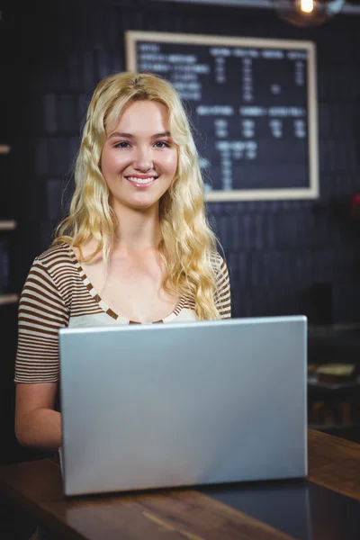 Mulher sorridente usando laptop — Fotografia de Stock