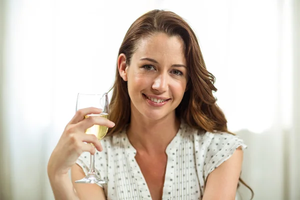 Γυναίκα που κρατά ποτήρι κρασιού — Φωτογραφία Αρχείου