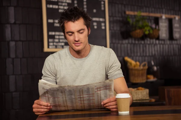 Hombre leyendo el periódico — Foto de Stock