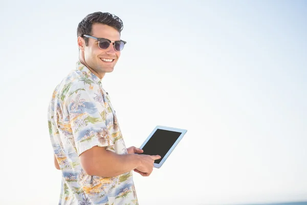 Hombre sonriente usando tableta —  Fotos de Stock