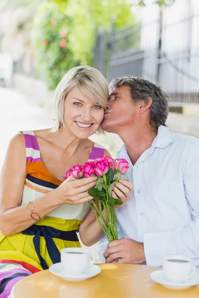 Mujer siendo besada por el hombre — Foto de Stock