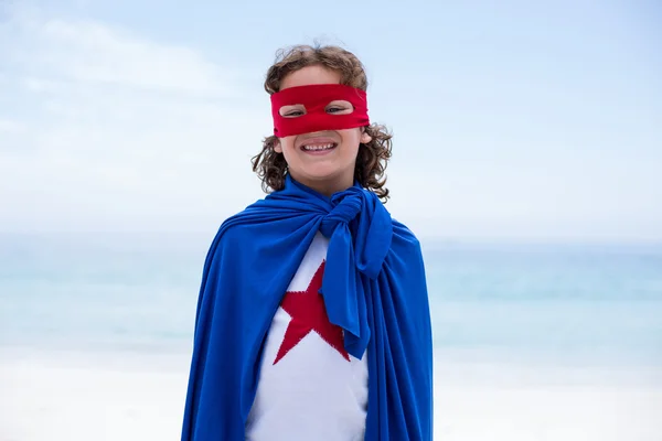 Niño usando traje de superhéroe de pie — Foto de Stock