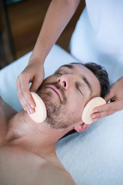 Чоловік отримує масаж обличчя — стокове фото