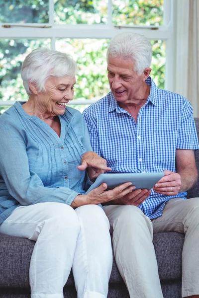 Casal de idosos usando tablet — Fotografia de Stock