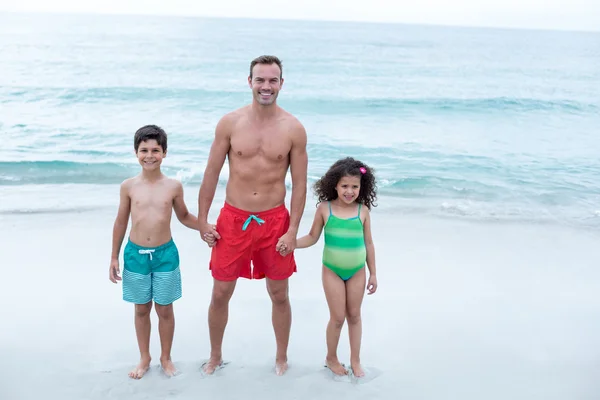 Padre con hijos de pie — Foto de Stock