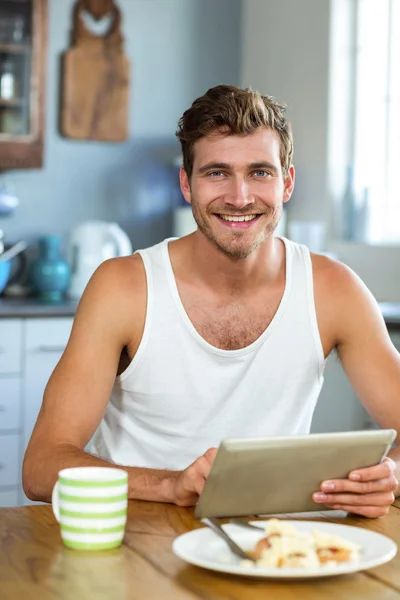 Glimlachende man gebruiken, tablet pc — Stockfoto