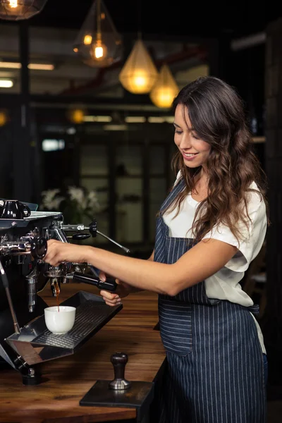 Barista preparando café con máquina —  Fotos de Stock