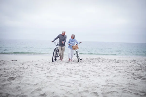 Pareja mayor con su bicicleta — Foto de Stock