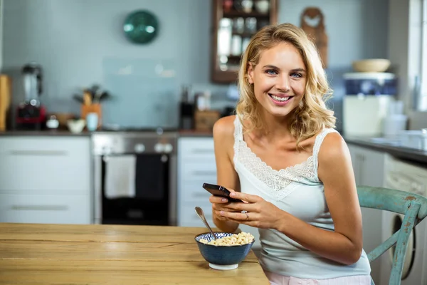 Jonge vrouw om thuis te zitten — Stockfoto