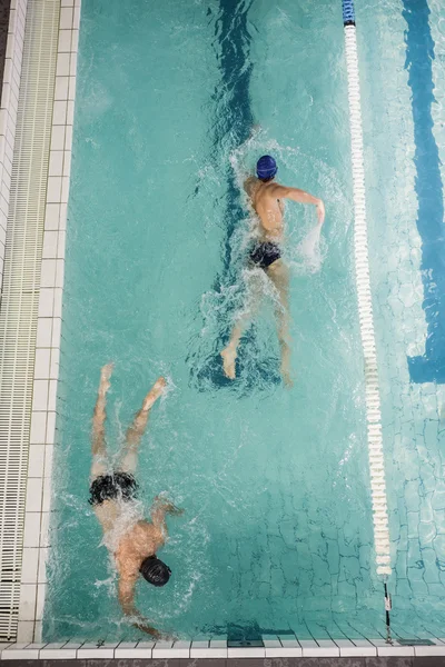 Les nageurs font un accident vasculaire cérébral dans la piscine — Photo