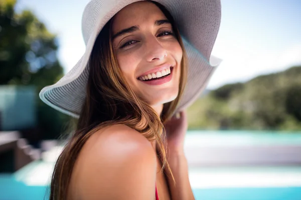 Femme souriante près de la piscine — Photo