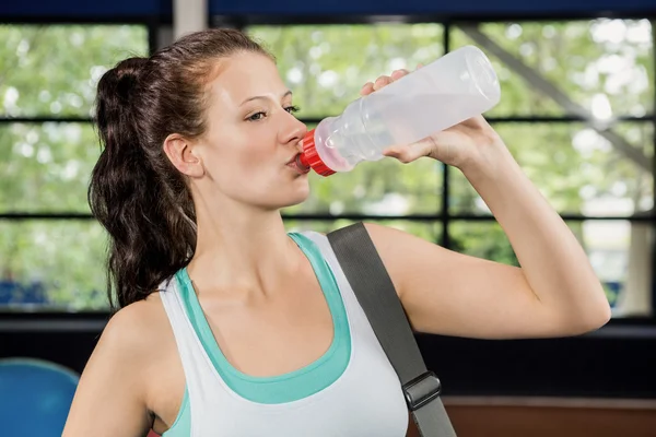 Vrouw die water drinkt na de training — Stockfoto