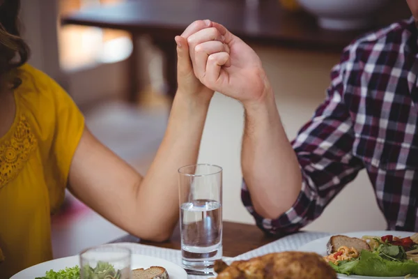 Paar hält Händchen — Stockfoto