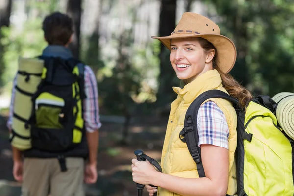 Žena s partnerem během turistiky — Stock fotografie