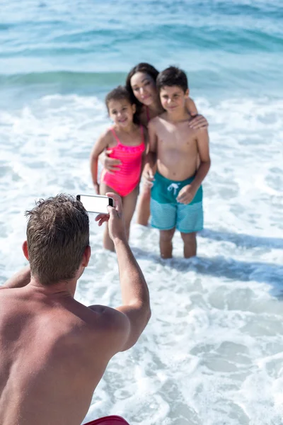 Homem fotografando filhos e esposa — Fotografia de Stock