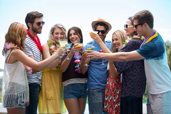 Friends toasting a glasses of cocktails — Stock Photo, Image