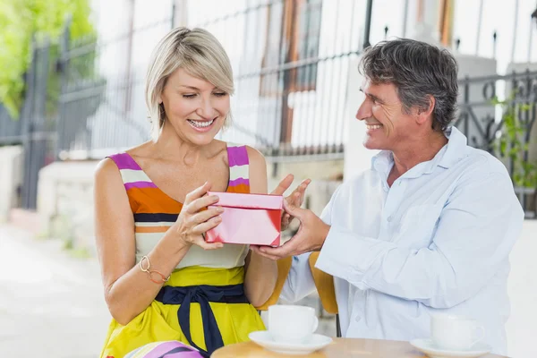 Mujer recibiendo regalo del hombre — Foto de Stock