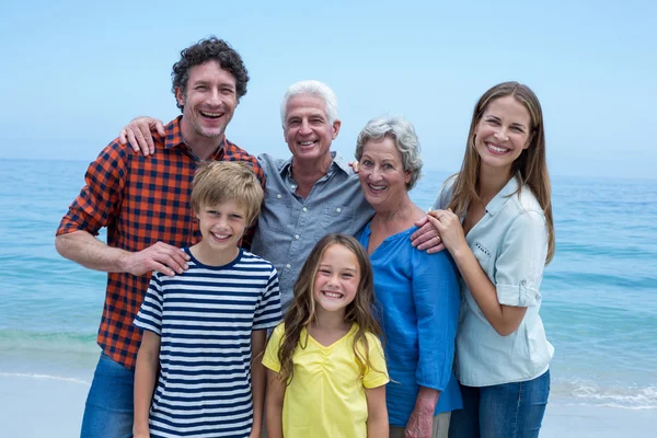 Allegro multi-generazione di famiglia in piedi — Foto Stock