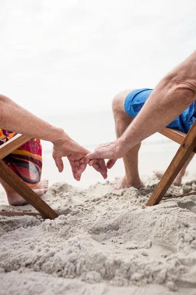 Casal sénior relaxante em cadeiras de praia — Fotografia de Stock