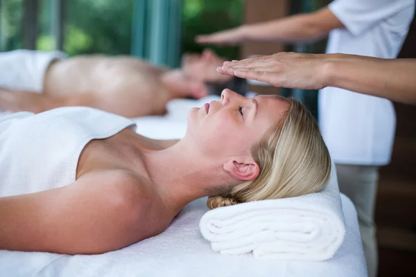 Mujer recibiendo masaje de masajista — Foto de Stock
