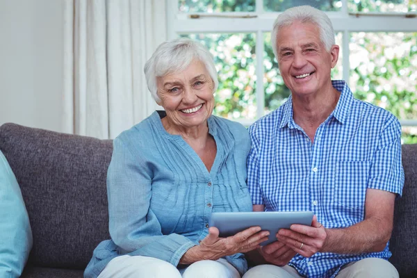 Dijital tablet kullanan yaşlı çift — Stok fotoğraf