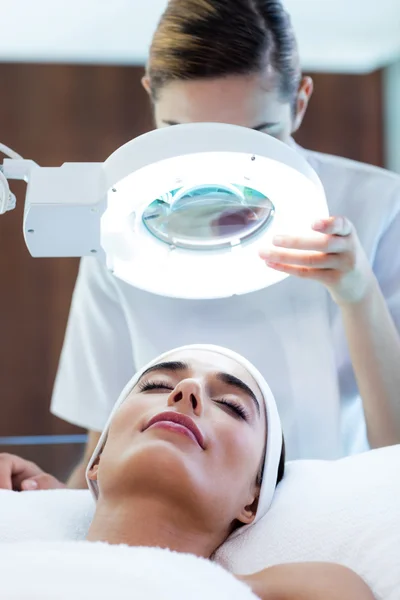 Masseuse looking at woman face — Stock Photo, Image