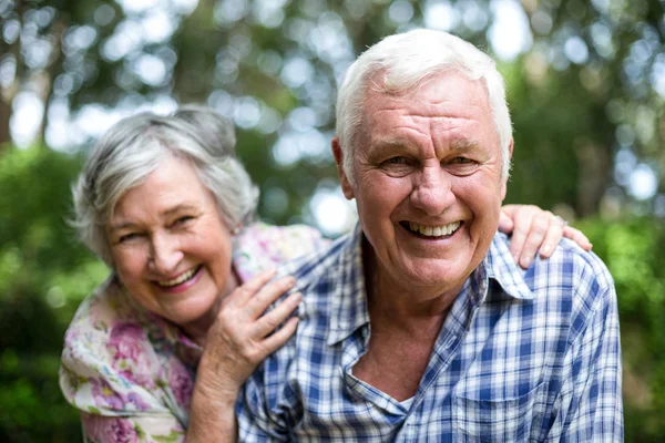 Seniorenpaar lacht — Stockfoto