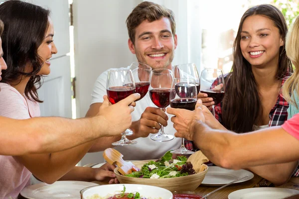 Amici brindare bicchieri di vino — Foto Stock