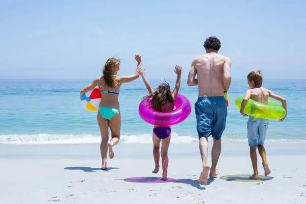 Alegre familia corriendo — Foto de Stock