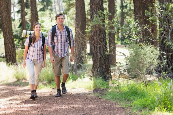 ハイキングしながら歩く若いカップル — ストック写真