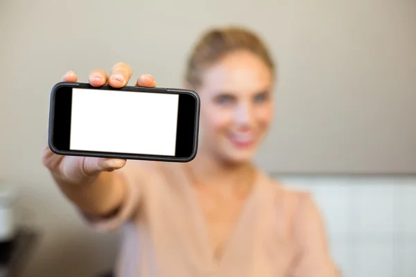 Frau hält Handy in der Hand — Stockfoto