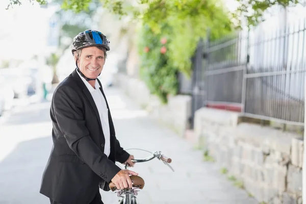 Uomo d'affari in piedi con bicicletta — Foto Stock