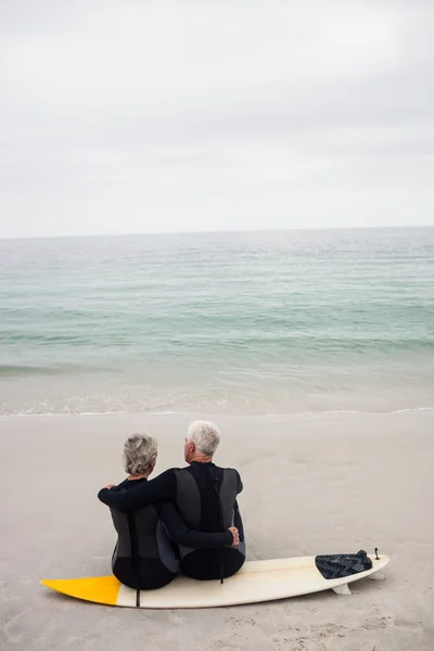 Casal sentado na prancha de surf — Fotografia de Stock