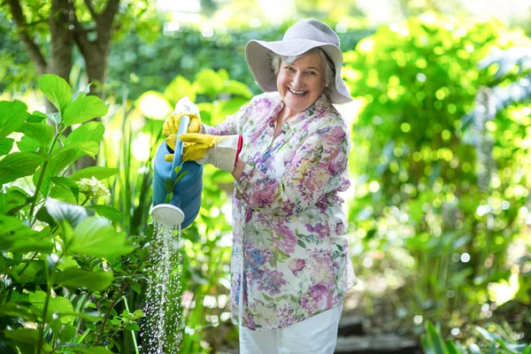 Žena zalévání rostlin — Stock fotografie