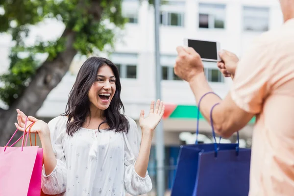 Hombre fotografiando mujer sonriente —  Fotos de Stock