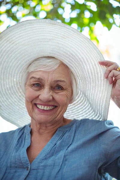 Portrait of senior woman wearing hat — Stock Photo, Image