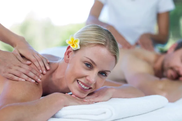 Frau erhält Rückenmassage — Stockfoto