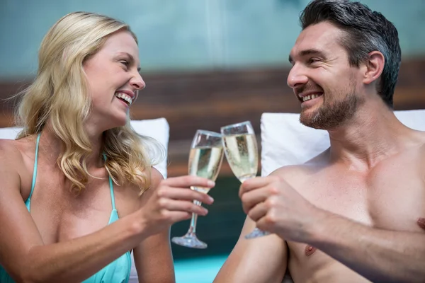 Casal sentado torrando champanhe — Fotografia de Stock