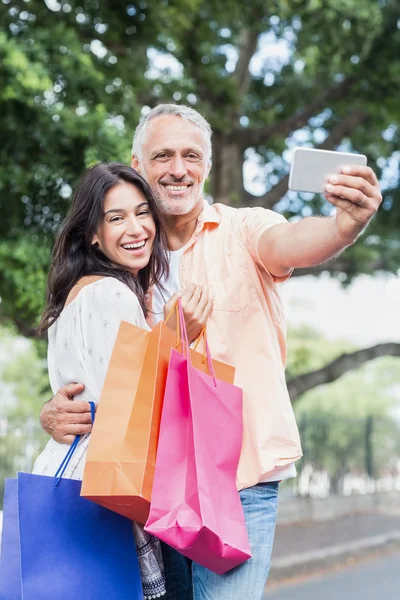 Paar macht Selfie — Stockfoto