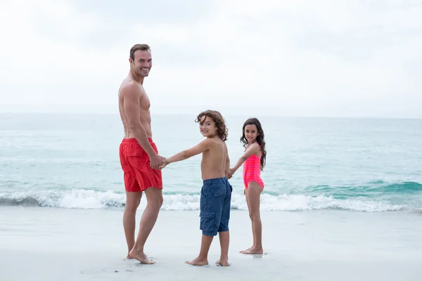 Vader met kinderen hand in hand — Stockfoto