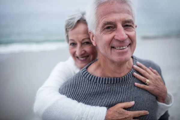 Senior koppel omhelzen elkaar — Stockfoto