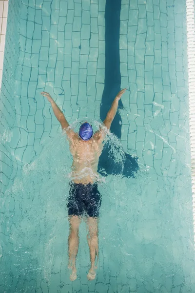 プールで泳いでいるスイマー — ストック写真