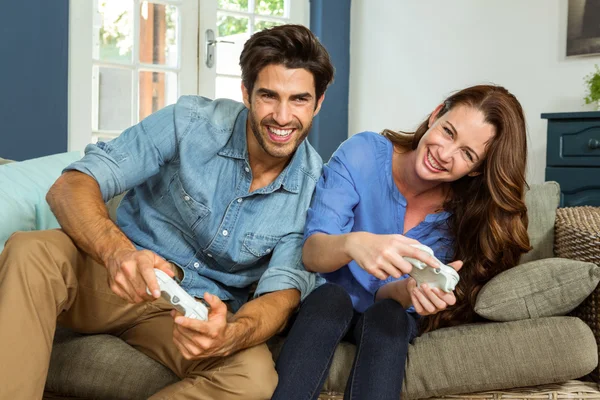 Couple playing video game — Stock Photo, Image