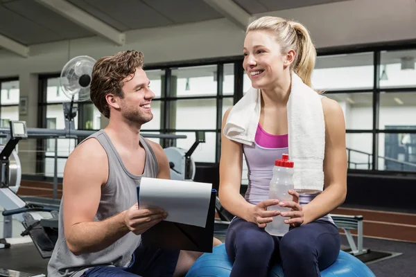 Vrouw in gesprek met trainer na training — Stockfoto