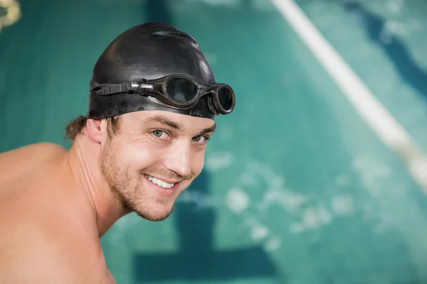 Nageur sur le point de plonger dans la piscine — Photo