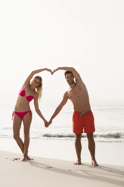 Pareja formando un corazón con brazos —  Fotos de Stock