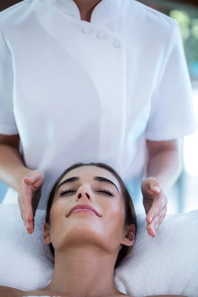 Mulher recebendo massagem de massagista — Fotografia de Stock