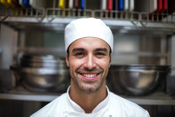 Knappe chef-kok camera kijken — Stockfoto